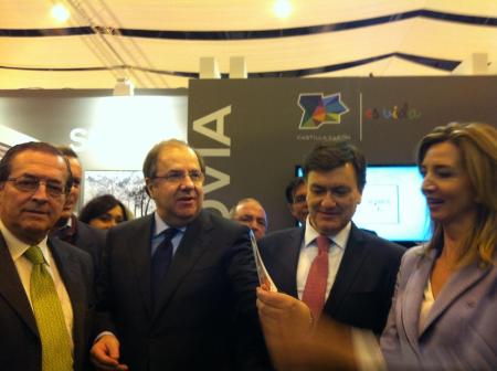 Imagen El Presidente de la Junta visita el stand de Segovia en Fitur