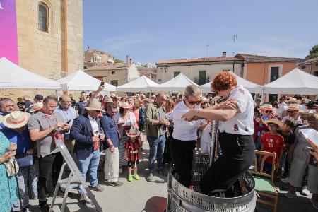 Imagen Valtiendas vuelve a ser el epicentro del vino en su XVII Fiesta de la Vendimia, parada indispensable de la Caravana de Alimentos de Segovia de la Diputación