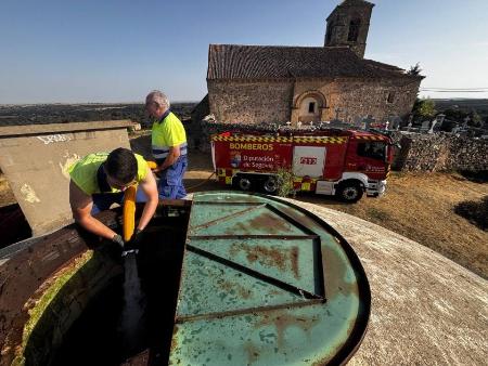 Imagen El SPEIS de la Diputación contribuye con 24.000 litros a la recarga del depósito de agua de La Cuesta, tras agotarse por la extinción...